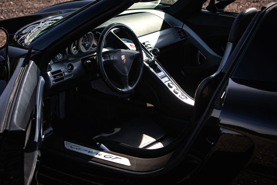 Интерьер Porsche Carrera GT Bassalt Black 2005 года  (фото 5 из 32)